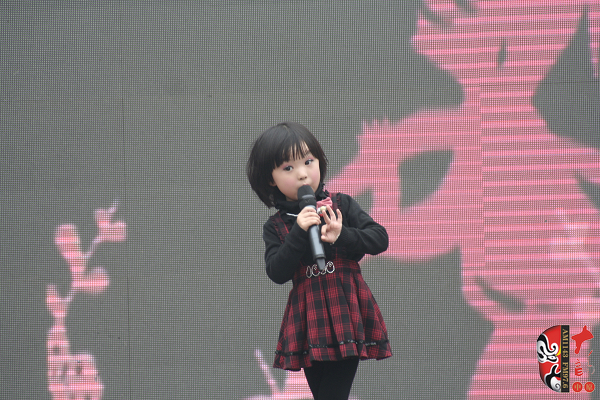 河南電視臺(tái)《梨園春》明星小擂主、河南軒逸少兒藝術(shù)培訓(xùn)中心張楚怡演唱豫劇《抬花轎》選段“從今后不當(dāng)那老