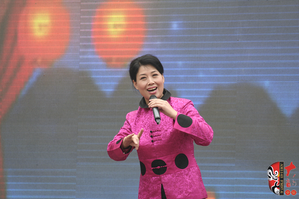 著名曲劇表演藝術(shù)家、中國(guó)戲劇梅花獎(jiǎng)獲得者方素珍演唱曲劇《風(fēng)雪配》選段“今日是我出閨的前一天晚上”