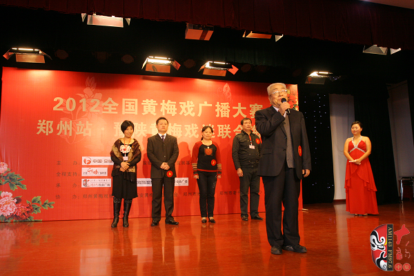 選手五人一組上臺(tái)表演，臺(tái)上為第一組選手