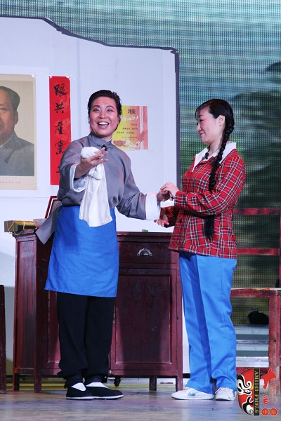 第三場(chǎng)，河南電臺(tái)戲曲廣播總監(jiān)木子（左）飾栓保娘，《梨園星秀場(chǎng)》《有你就有戲》主持人媛媛（右）飾銀環(huán)