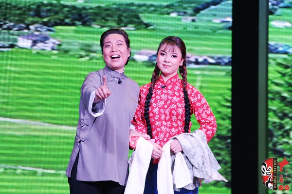 第九場(chǎng)，河南電臺(tái)戲曲廣播總監(jiān)木子（左）飾栓保娘，素雅青年豫劇團(tuán)劉帥毅（右）飾銀環(huán)