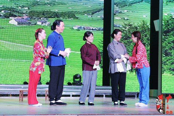 著名戲曲節(jié)目主持人、河南電臺(tái)戲曲廣播當(dāng)家小生月陽(yáng)（左二）反串飾演二大娘