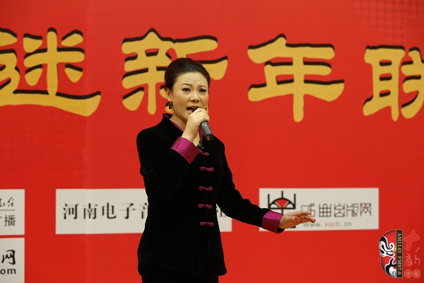 戲曲廣播主持人王唯、曉琴、丁蘭、李鋮及鄭州市曲劇團優(yōu)秀演員張娜共同表演的小品《賣鞋》