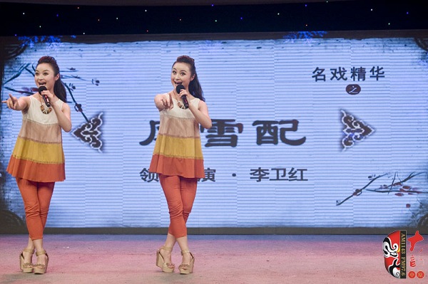 高玉明、高玉慧雙胞胎姐妹助興表演