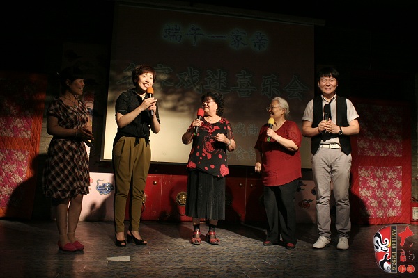 戲曲廣播總監(jiān)木子、豫劇表演藝術(shù)家楊華瑞、高潔、戲曲廣播當(dāng)家小生月陽(yáng)、票友張華合作表演《朝陽(yáng)溝》選段