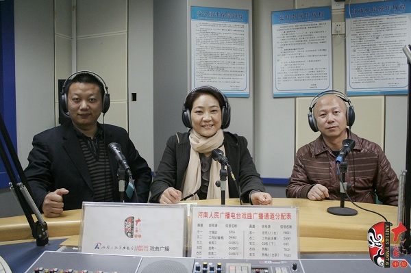 本次傳統(tǒng)古裝大戲《三哭殿》的輔導(dǎo)老師之一、著名越調(diào)演員李娟（中）及本次大戲的主要演員做客直播間