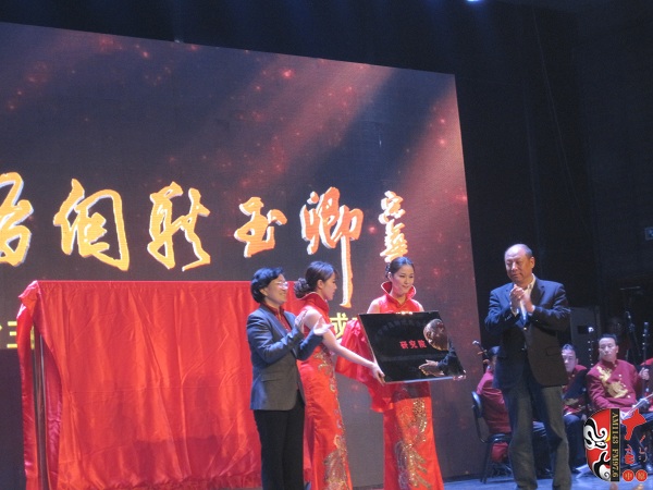 省委組織部副部長、人力資源和社會保障廳廳長楊盛道，省文化廳廳長楊麗萍為玉卿戲曲音樂藝術(shù)研究院揭牌