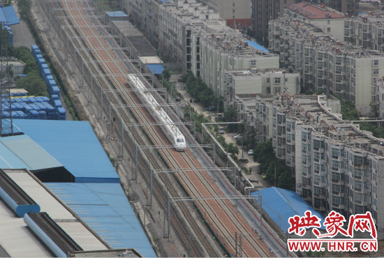 4日上午8點(diǎn)10分，隨著一聲汽笛長(zhǎng)鳴，一列“子彈頭”列車緩緩駛出鄭州車站。