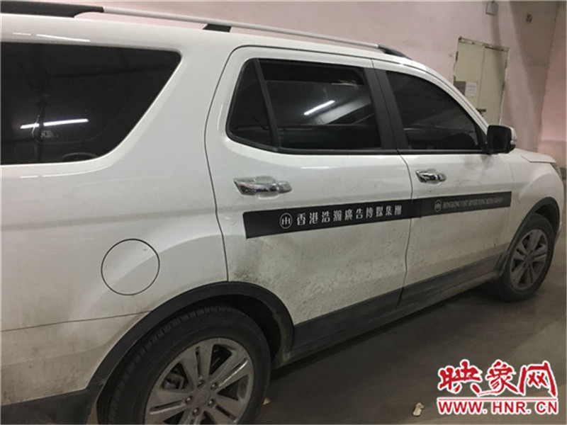 車(chē)身上按要求貼著廣告。