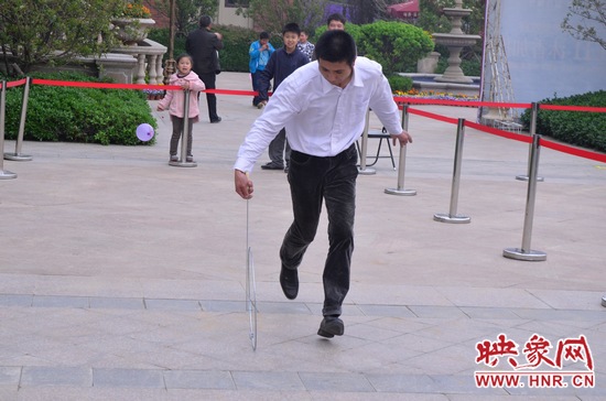 說是比賽，其實(shí)就是活力的釋放，就是開心的海洋，丟沙包、踢毽子、三人四足、滾鐵環(huán)等項(xiàng)目