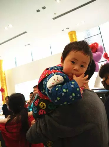 小朋友雖然你骨骼清奇，但是米、油你照樣拎不動(dòng)啊，還是乖乖的油卡拿好吧。