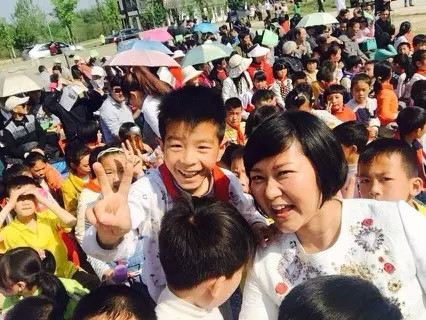 現(xiàn)場看來，陶真姐姐更是倍受孩子們的歡迎！