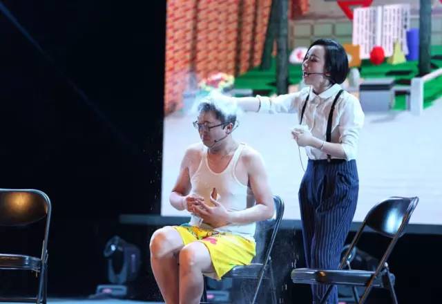 隨后一秒鐘，畫風(fēng)突變，楊奕遭夢茹慘虐！