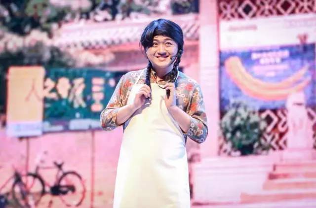 小品《那些年我們錯過的一支舞》，主播樂天、張嵩的裝扮你給打幾分？