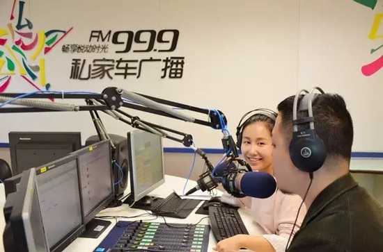 美女嘉賓來(lái)做客直播間，麥姐看莫非的眼神，嘖嘖，愛(ài)一個(gè)人是什么感覺(jué)？