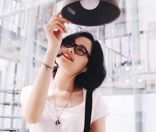 當(dāng)然，怎么能少的了美女出鏡？