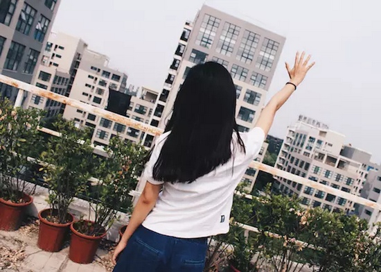 你問(wèn)我要去向何方，我指向天空的方向。