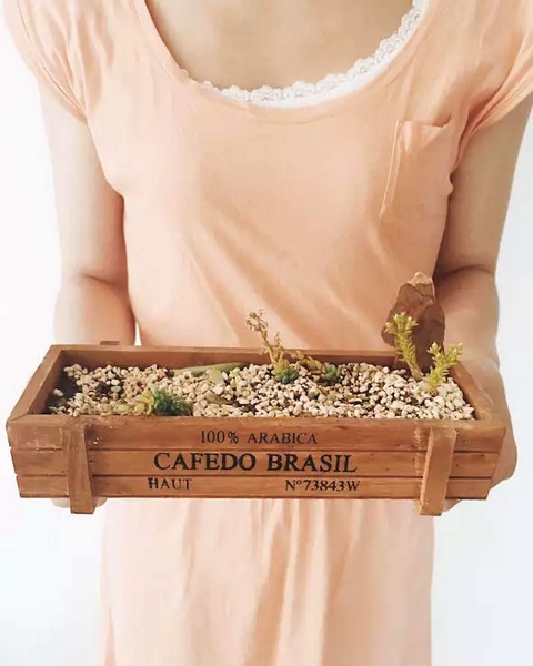 我們同時(shí)也在撫摸著希望，從中了解鄭州的生命張力。