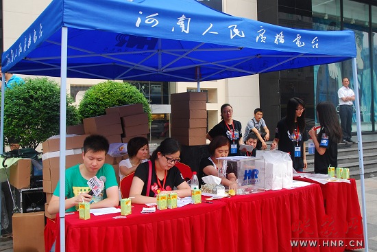 愛心義賣活動(dòng)現(xiàn)場(chǎng)