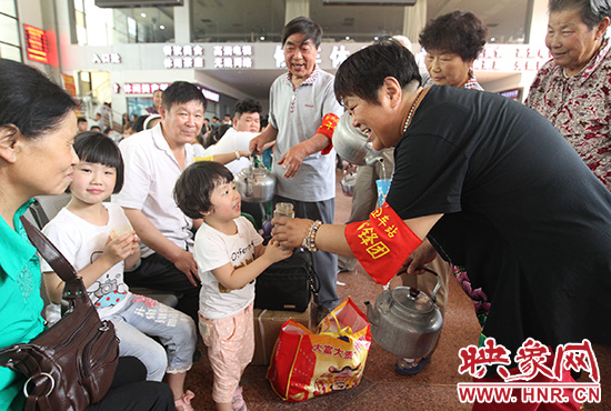 老年雷鋒團(tuán)”志愿者在候車廳為旅客送水。