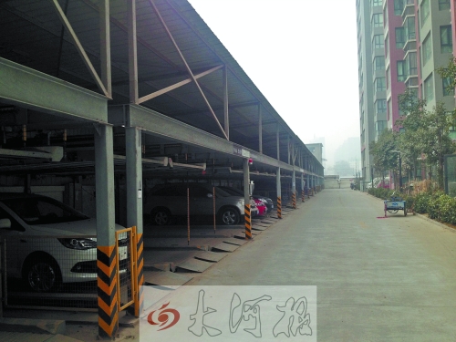 中原區(qū)新禧園小區(qū)，靠著圍墻的空地，建成兩層立體車庫。