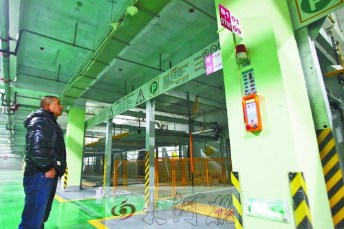 翰林世家小區(qū)的地下車庫，一層改造成兩層，可多停放50輛車。