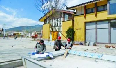 　　別墅工地，工人正在施工。