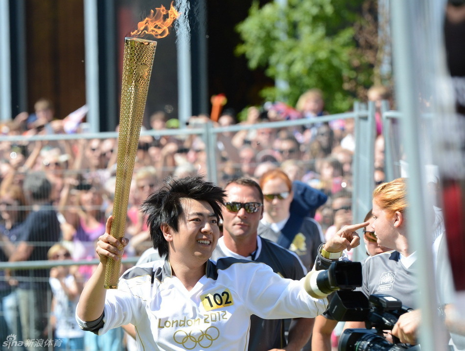 郎朗參加奧運火炬?zhèn)鬟f