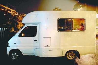 祖父母開(kāi)房車(chē)送孫女上培訓(xùn)班 車(chē)內(nèi)電視碟機(jī)俱全