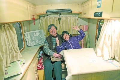  天黑了，外面風(fēng)雨交加而董怡汶坐在溫暖的房車(chē)?yán)铩? oldsrc=