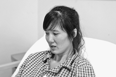 郭萍先做完手術(shù)的左腳剛剛拆線，但還打著石膏，鋼釘也尚未取出