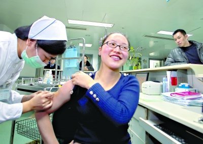 昨日，向雪敏在同濟(jì)醫(yī)院血液科病房打動(dòng)員劑，丈夫陳武右在身后注視著妻子 記者傅克強(qiáng)