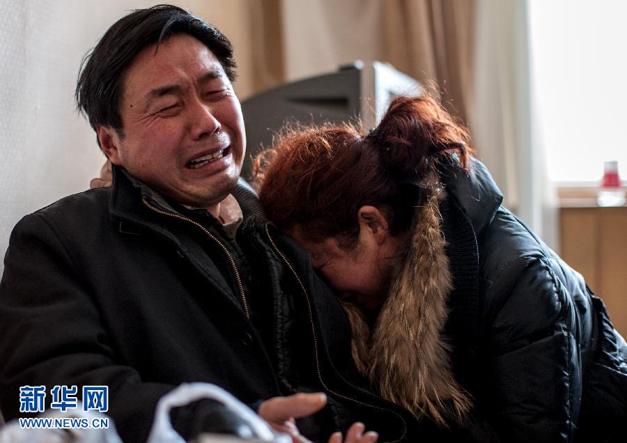 2月5日，遇難大學生郭培（化名）的父母抱頭痛哭。