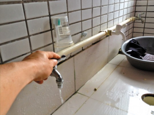 宿舍沒(méi)水學(xué)生接雨水洗澡？學(xué)校稱(chēng)是學(xué)生惡作劇