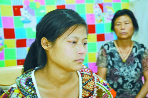 王學(xué)鳳望著女兒，一言不發(fā)