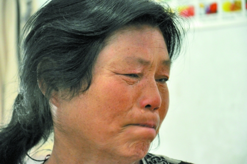 談及女兒的病情，王學(xué)鳳不禁哭了出來