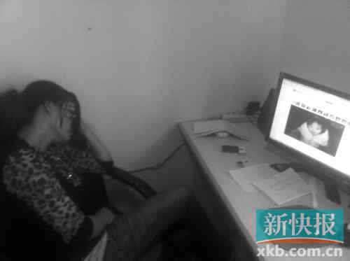 遇難孩子的母親向記者展示女兒生前的照片，一邊掩面而泣