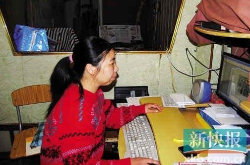 在狹小簡(jiǎn)陋的住處,陳敏莉最專注的事情是通過網(wǎng)絡(luò)即時(shí)了解公益信息 在狹小簡(jiǎn)陋的住處,陳敏莉最專注的事情是通過網(wǎng)絡(luò)即時(shí)了解公益信息