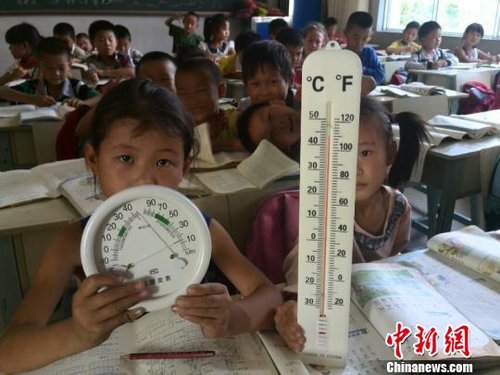 6月3日，下午四點(diǎn)，昆明市東川區(qū)因民鎮(zhèn)中心學(xué)校一年級(jí)教室溫度達(dá)到44℃