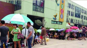 金壇市實驗幼兒園門前，家長在排隊