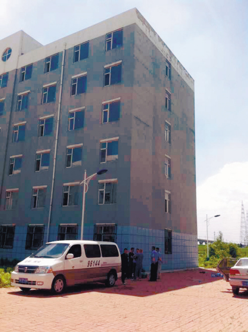 現(xiàn)場(chǎng)被警方封鎖，圈內(nèi)為死者遺體位置