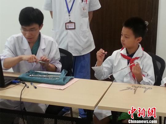 兒童暑期“職業(yè)體驗(yàn)” 醫(yī)生、警察職業(yè)受熱捧