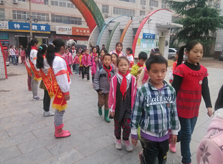 學(xué)生有秩序進校