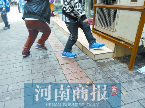 路邊，兩個小學(xué)生正在扔“臭屁炸彈