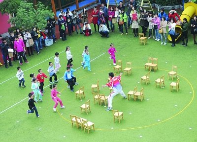 男老師帶著孩子們做游戲。