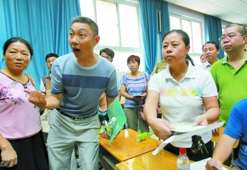 小升初“復議”現(xiàn)場，一些孩子被分得“遠”的家長討說法