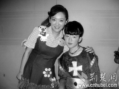 楊光參加央視節(jié)目表演時，同主持人月亮姐姐合影