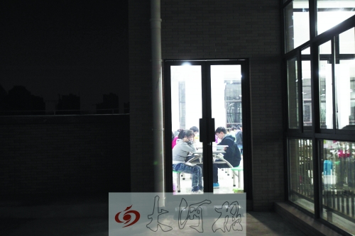 北餐廳里坐滿了準備考研的學生