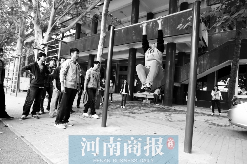 引體向上，難住不少同學(xué)