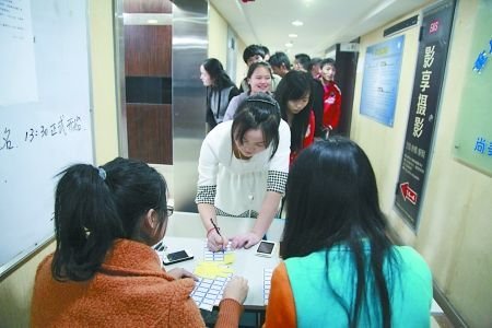 學(xué)生們在排隊(duì)交手機(jī)